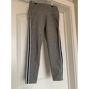 Aerie Move Gray leggings with blue & white stripe